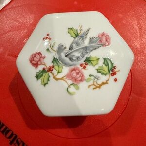 Avon Holiday Greetings 1983 Porcelain Trinket Box Dove/Rose Design 1.75" X 4"
